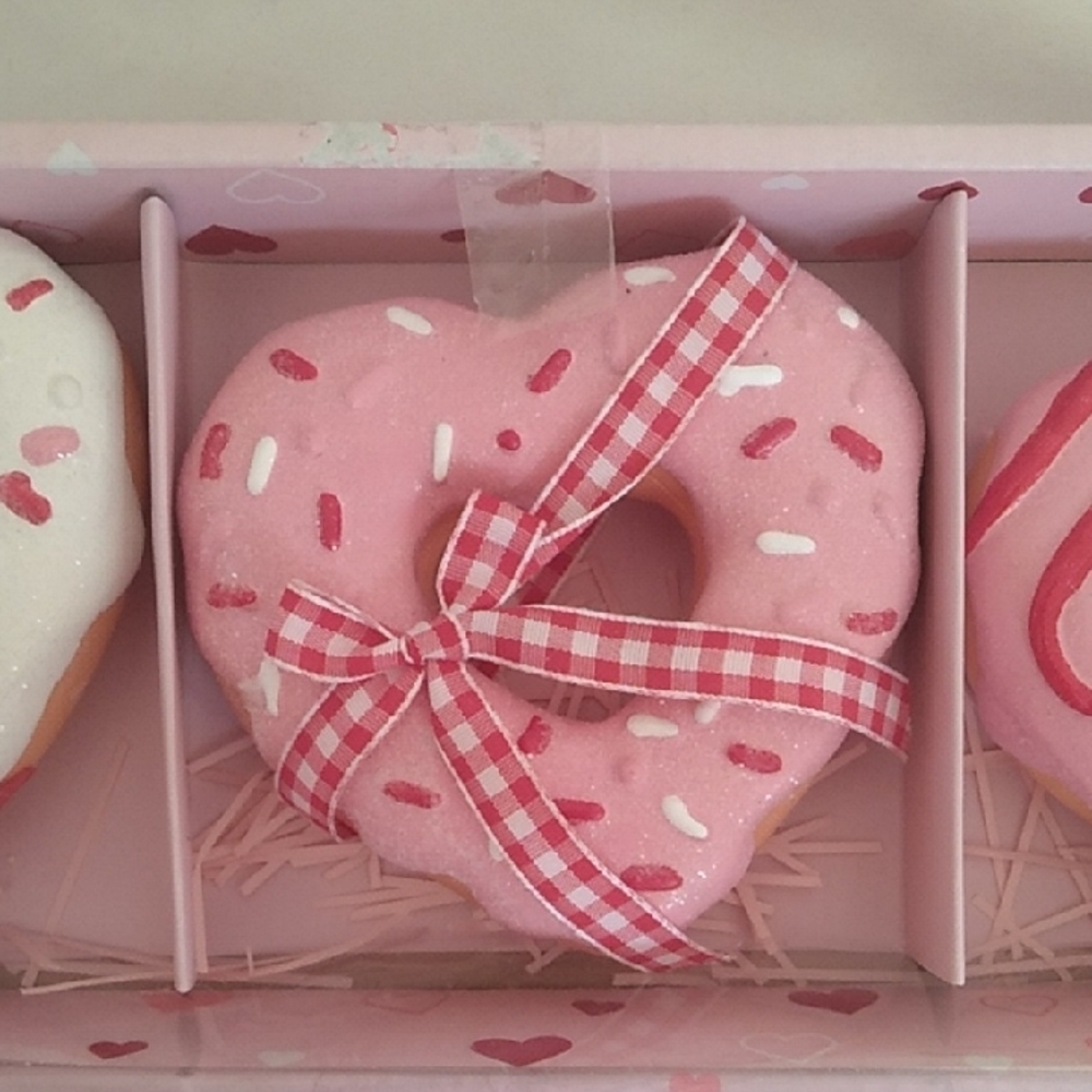 D- NWT Pink and White Heart-Shaped Resin Decor Set - Picture 6 of 9